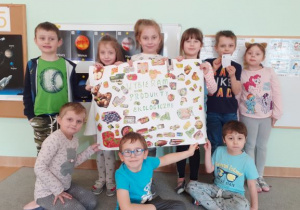 dzieci trzymają ekoplakat dotyczacy ekologicznej żywności